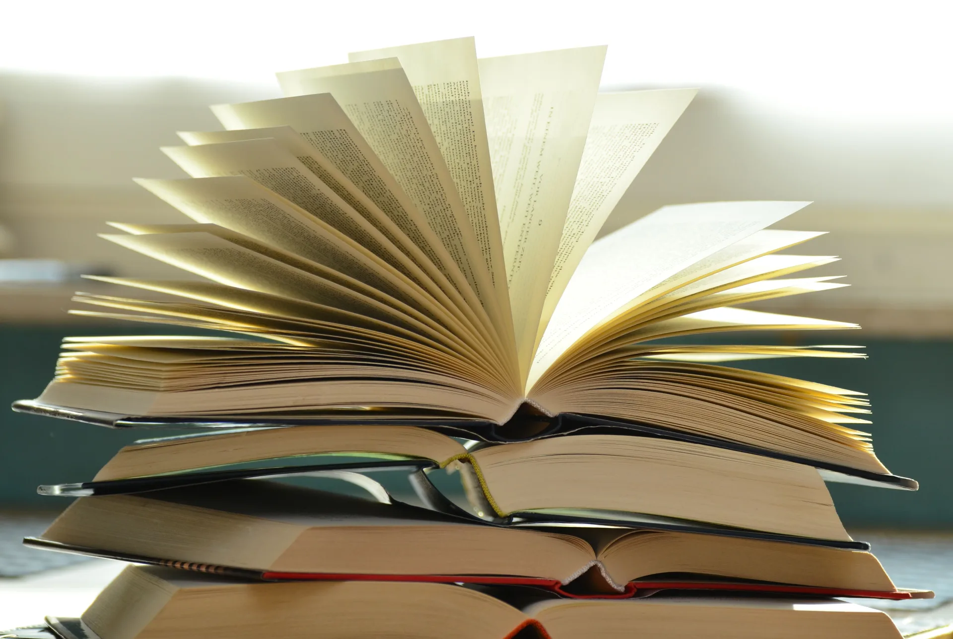 Поводы для книги или газеты: 20 идей, когда и что дарить